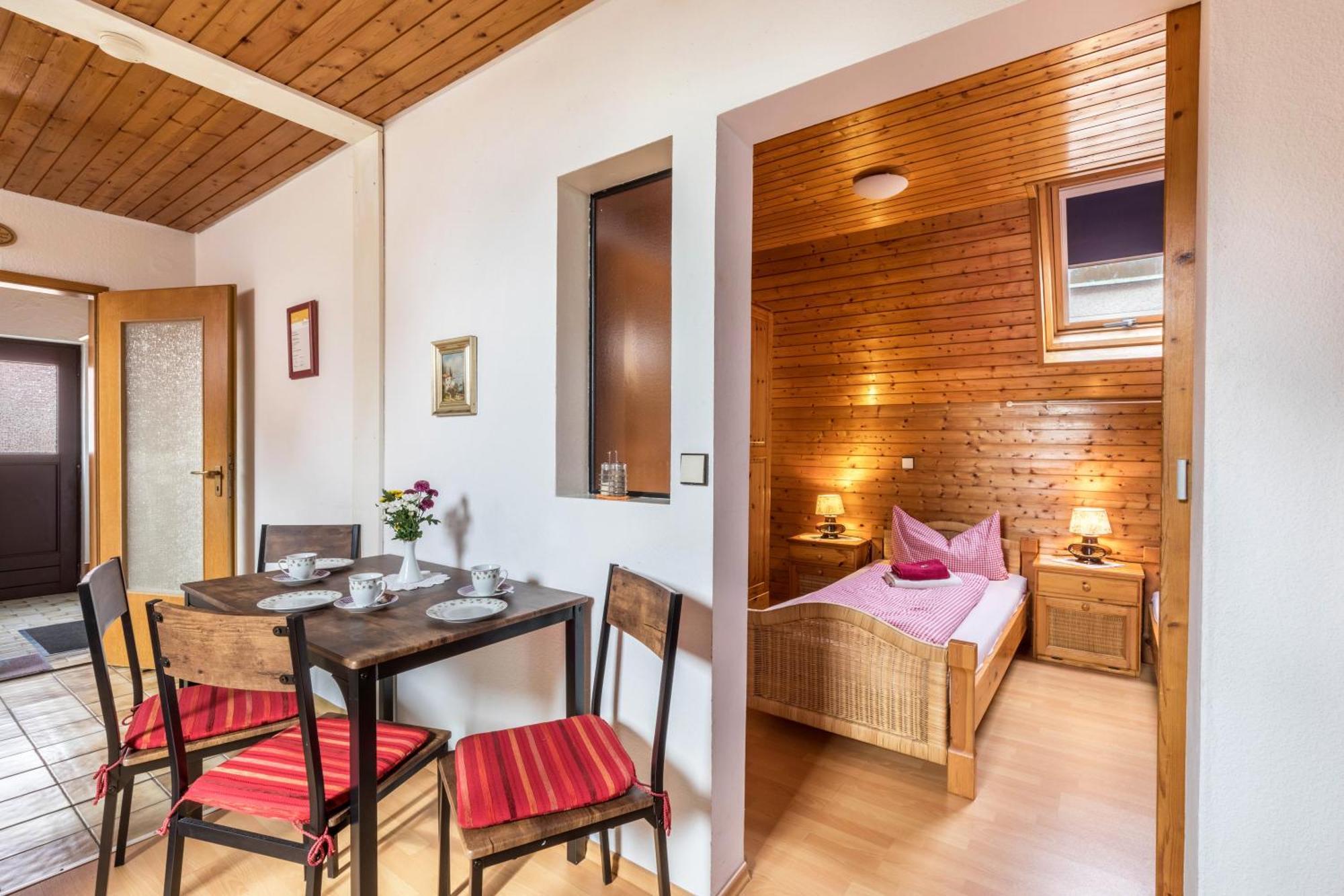 Apartmenthaus Ferienwohnungen Sila Weinstadt Exteriör bild