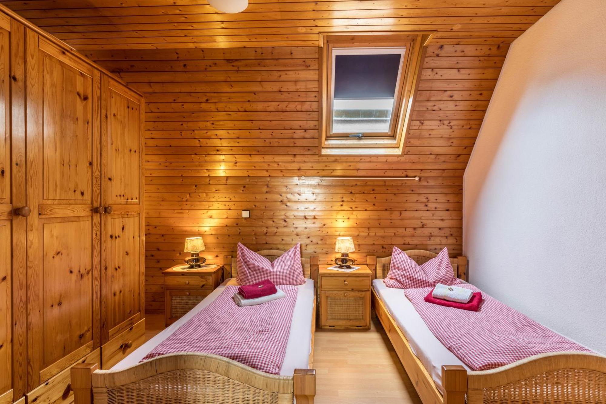 Apartmenthaus Ferienwohnungen Sila Weinstadt Exteriör bild