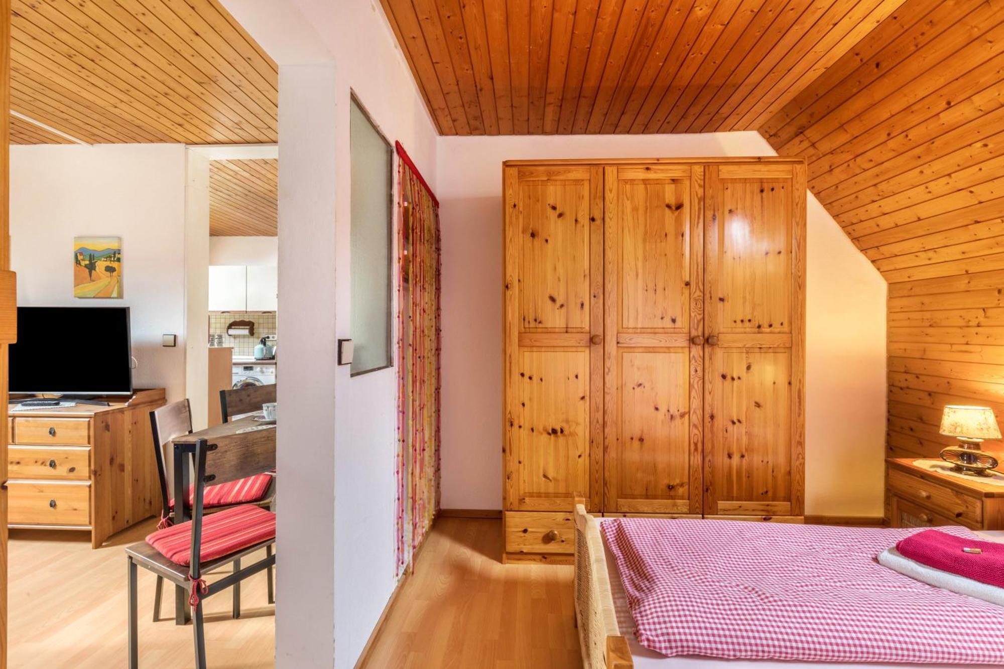 Apartmenthaus Ferienwohnungen Sila Weinstadt Exteriör bild