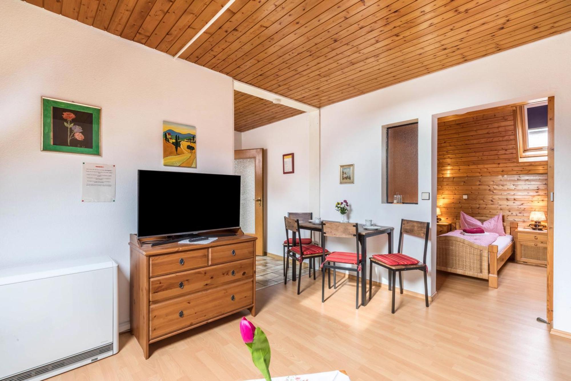Apartmenthaus Ferienwohnungen Sila Weinstadt Exteriör bild